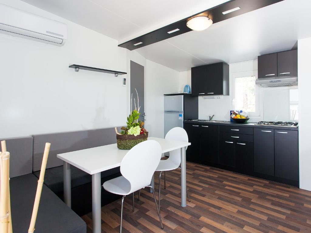 Camping Adria Mobile Homes In Camping Kastanija Novigrad Istria Rum bild