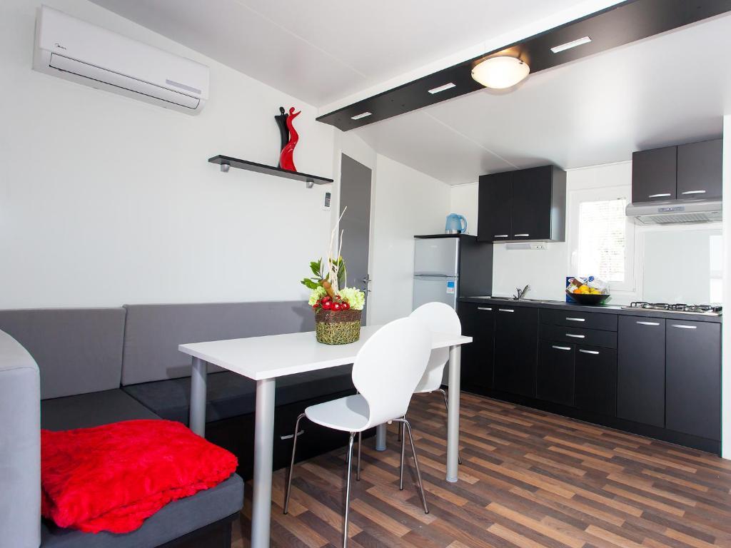 Camping Adria Mobile Homes In Camping Kastanija Novigrad Istria Rum bild