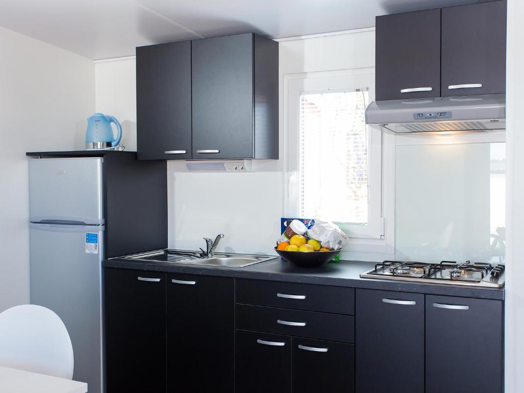 Camping Adria Mobile Homes In Camping Kastanija Novigrad Istria Rum bild