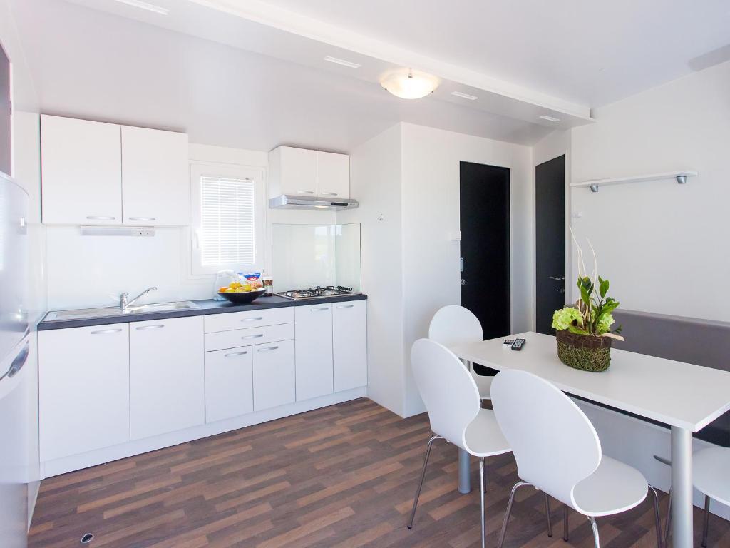 Camping Adria Mobile Homes In Camping Kastanija Novigrad Istria Rum bild