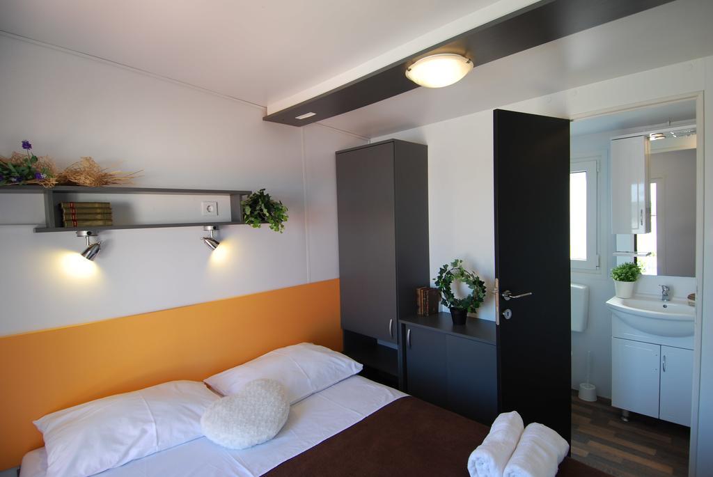 Camping Adria Mobile Homes In Camping Kastanija Novigrad Istria Exteriör bild