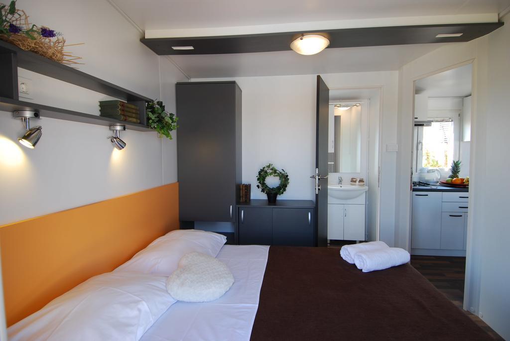 Camping Adria Mobile Homes In Camping Kastanija Novigrad Istria Exteriör bild