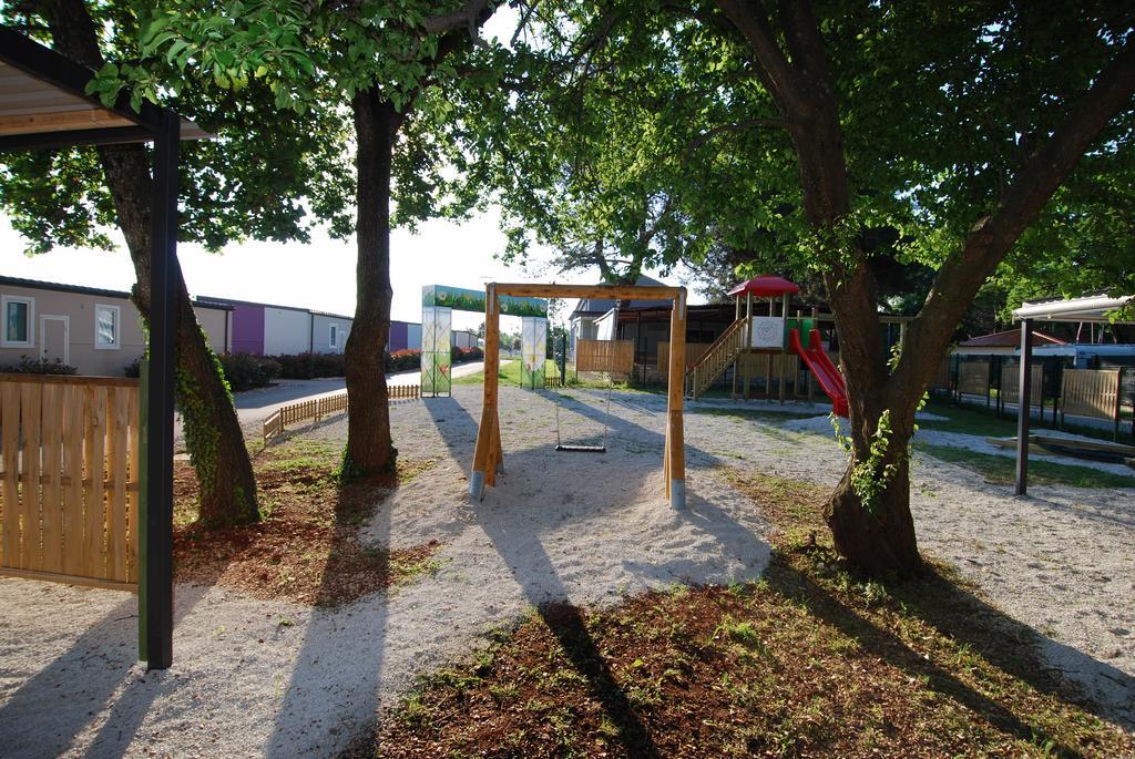 Camping Adria Mobile Homes In Camping Kastanija Novigrad Istria Exteriör bild