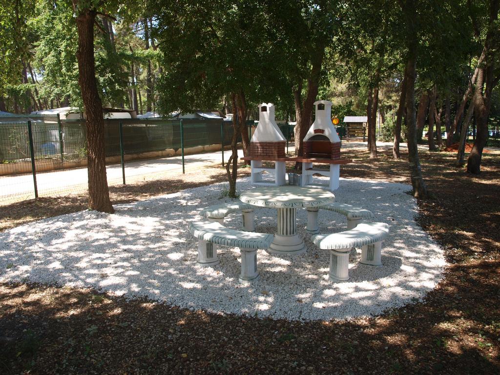 Camping Adria Mobile Homes In Camping Kastanija Novigrad Istria Exteriör bild